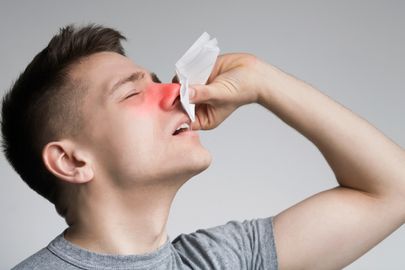 Krvácení z nosu: Kdy se jedná o běžný problém a kdy je čas vyhledat odborníka?