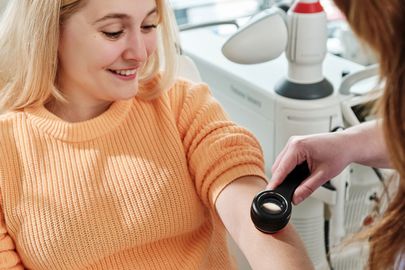 Kožní výrůstky: Kdy jsou neškodné a kdy je čas zajít na dermatologii?