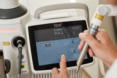 Proč je kombinace laseru a kyseliny hyaluronové nejúčinnější metodou léčby intimní suchosti?